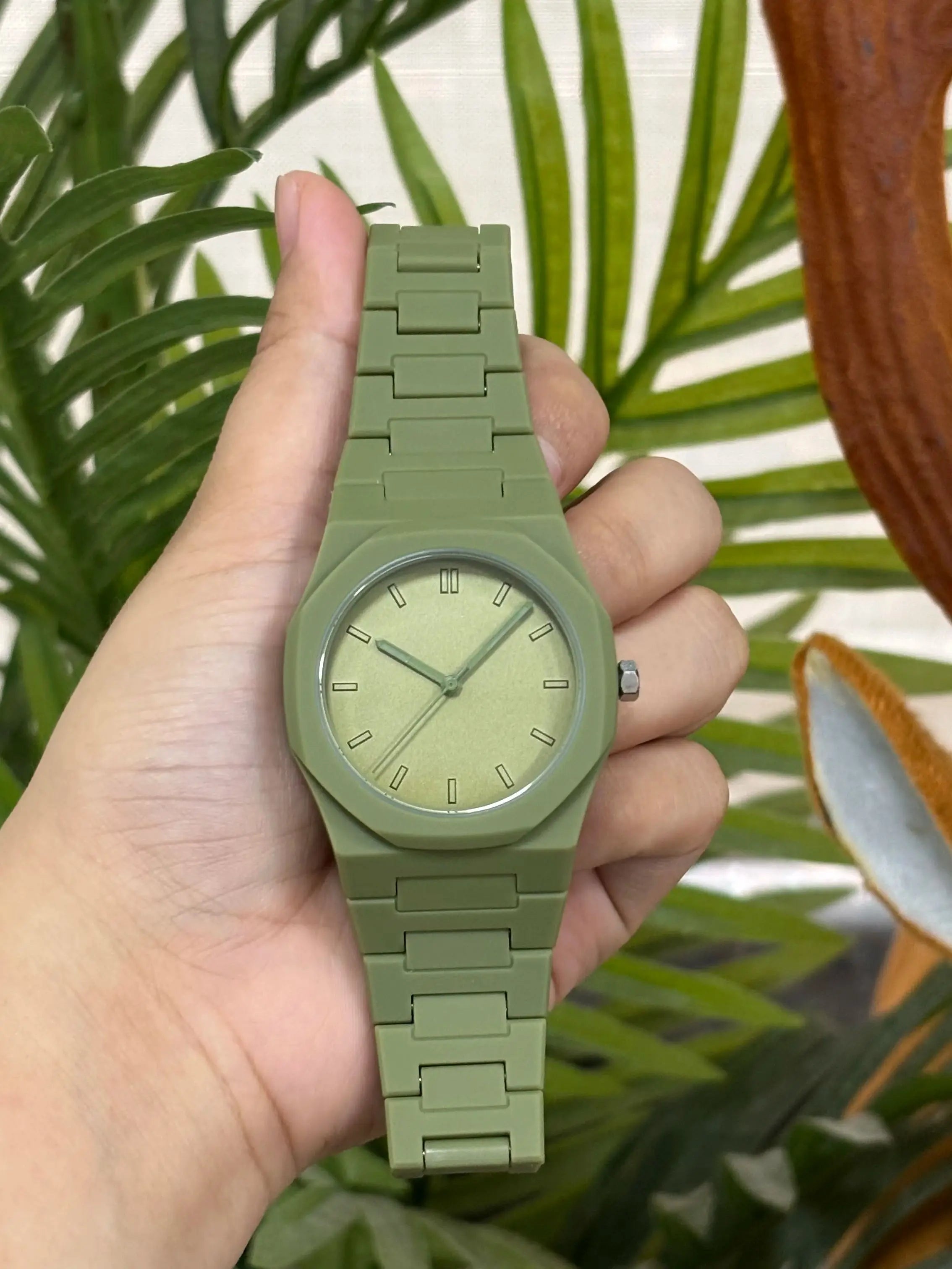 New men's fashionable quartz watch lightweight and waterproof quartz movement watch simple and casual women's wrist