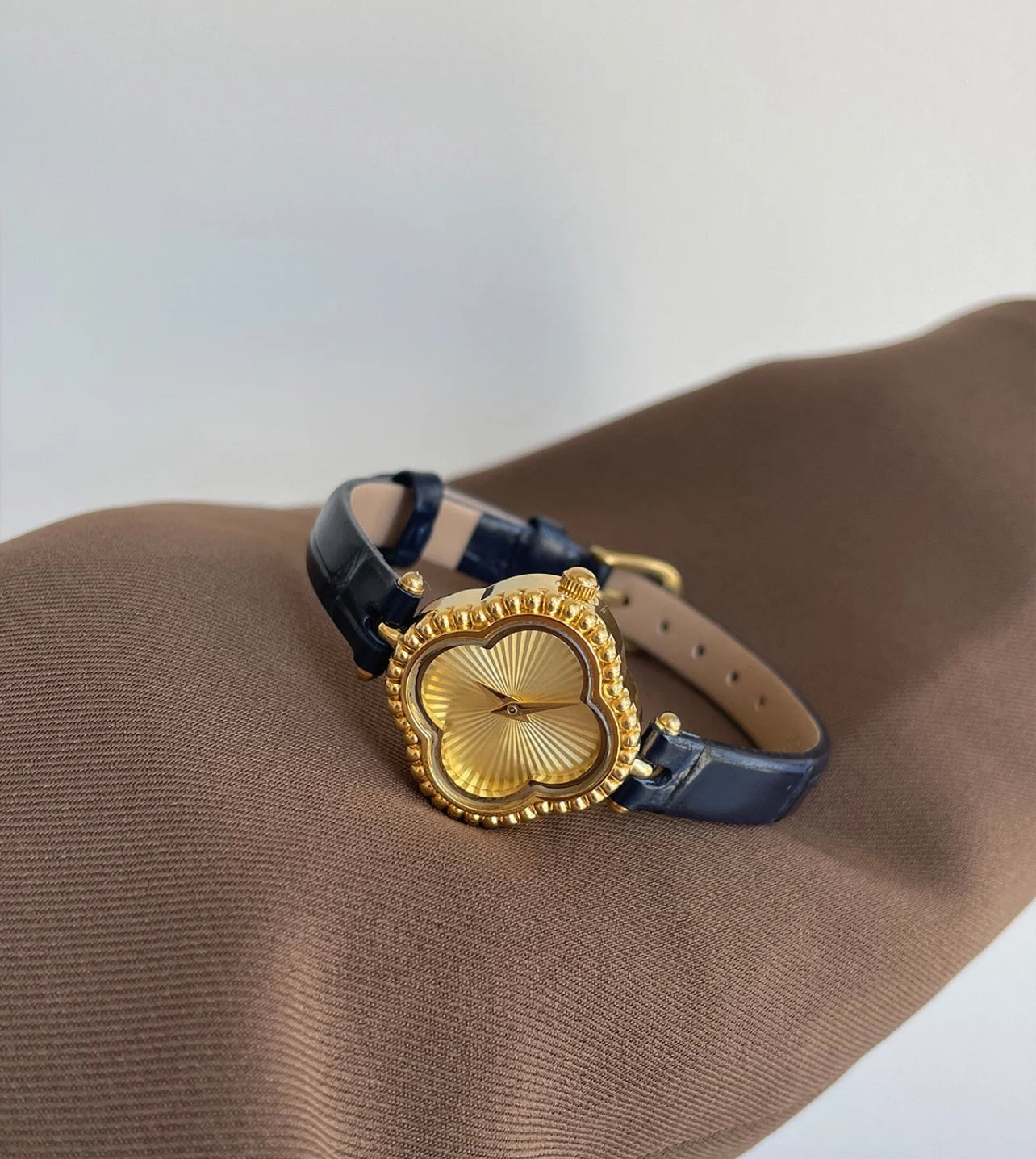 2025 Premium Luxury Women's Watch Fashionable Personalized Gold-Tone Leather Strap Quartz Watch Instagram-Worthy Gift for Women