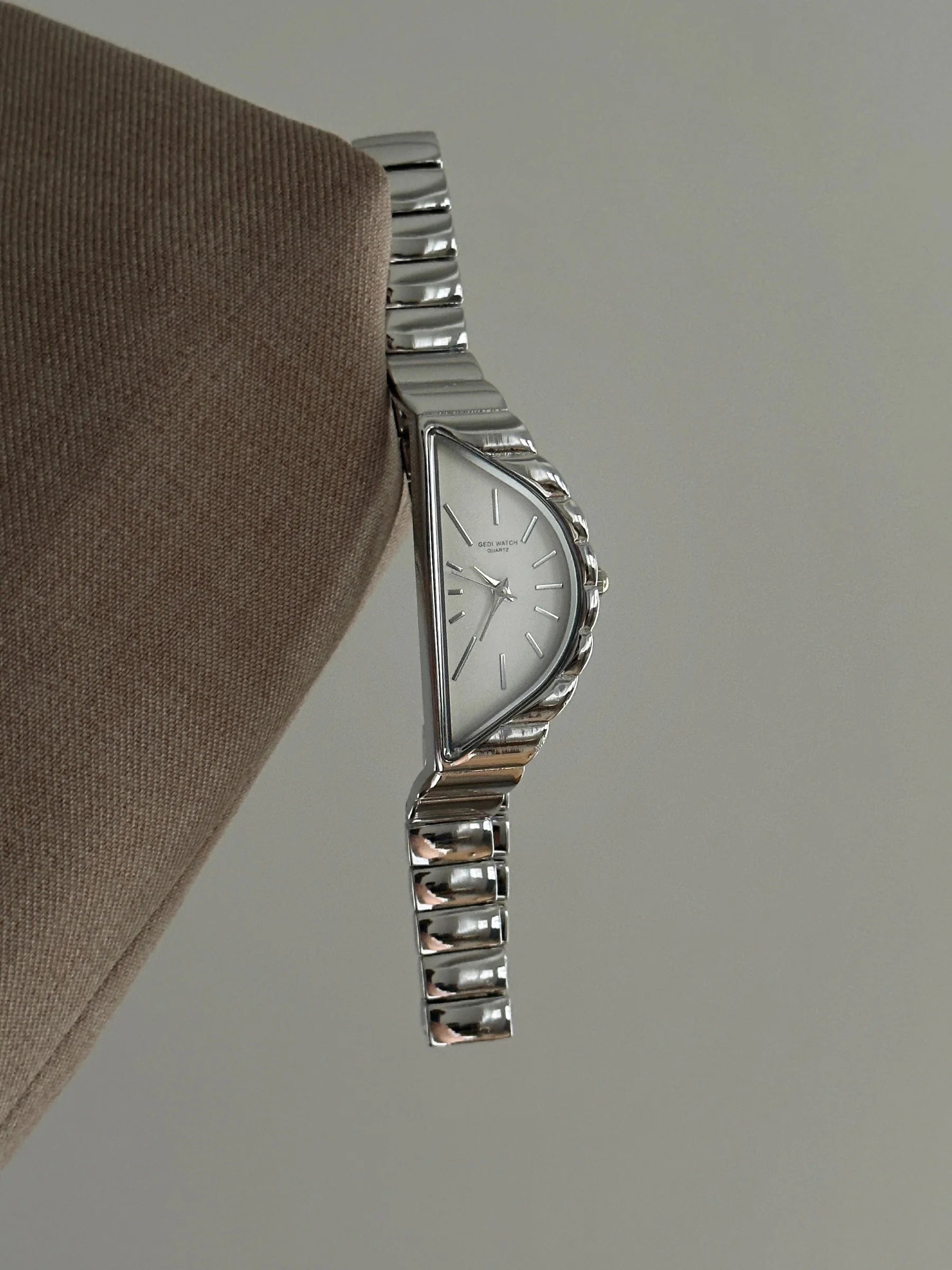 GEDI Vintage Irregular Triangle Woman Watches Fashion Luxury Waterproof Quartz Women's Wristwatch Perfect for Dress Outfits
