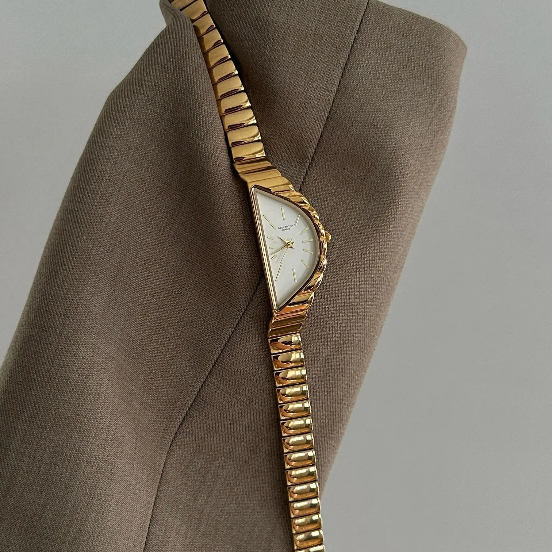 GEDI Vintage Irregular Triangle Woman Watches Fashion Luxury Waterproof Quartz Women's Wristwatch Perfect for Dress Outfits