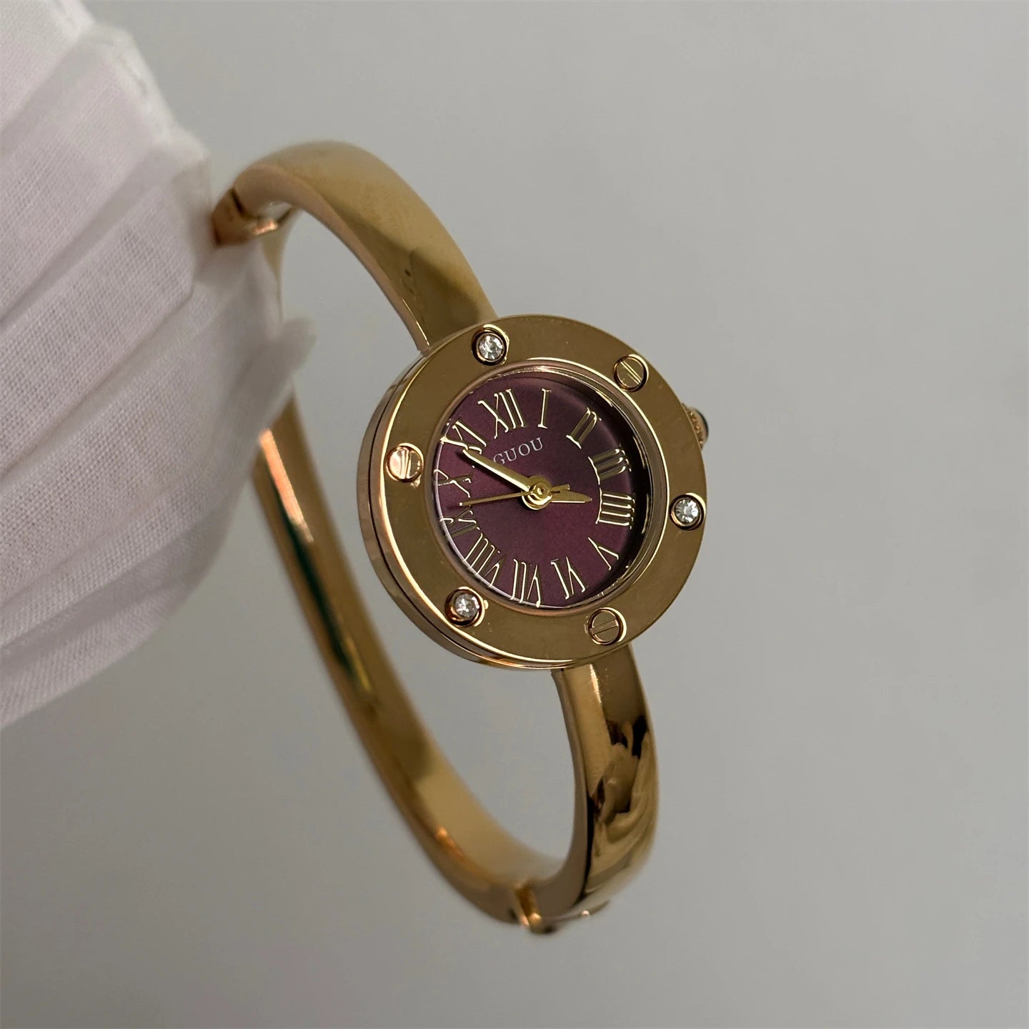 Round exquisite watch for women, fashionable design, elegant bracelet-style quartz watch for women, gift for women, female gifts