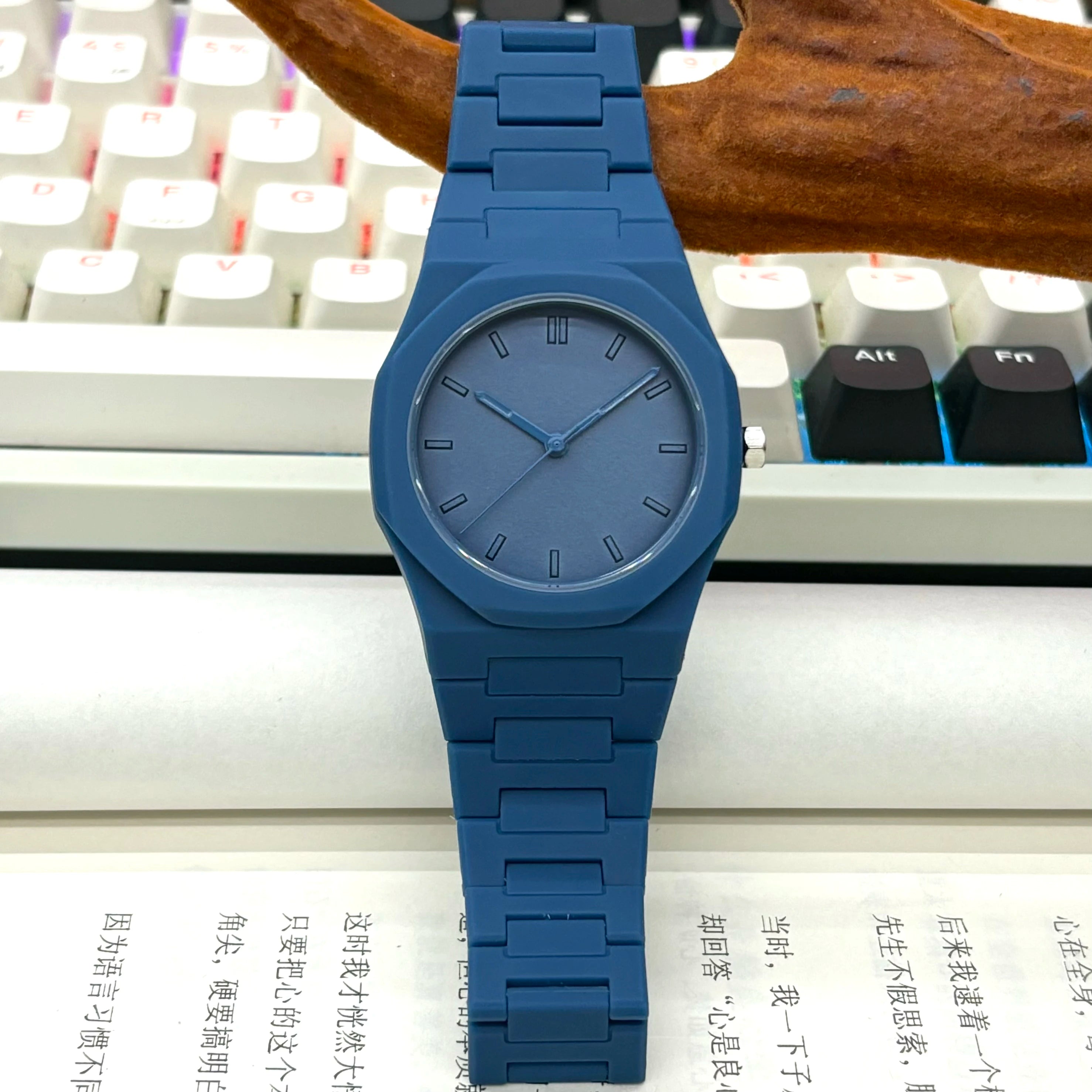 New men's fashionable quartz watch lightweight and waterproof quartz movement watch simple and casual women's wrist