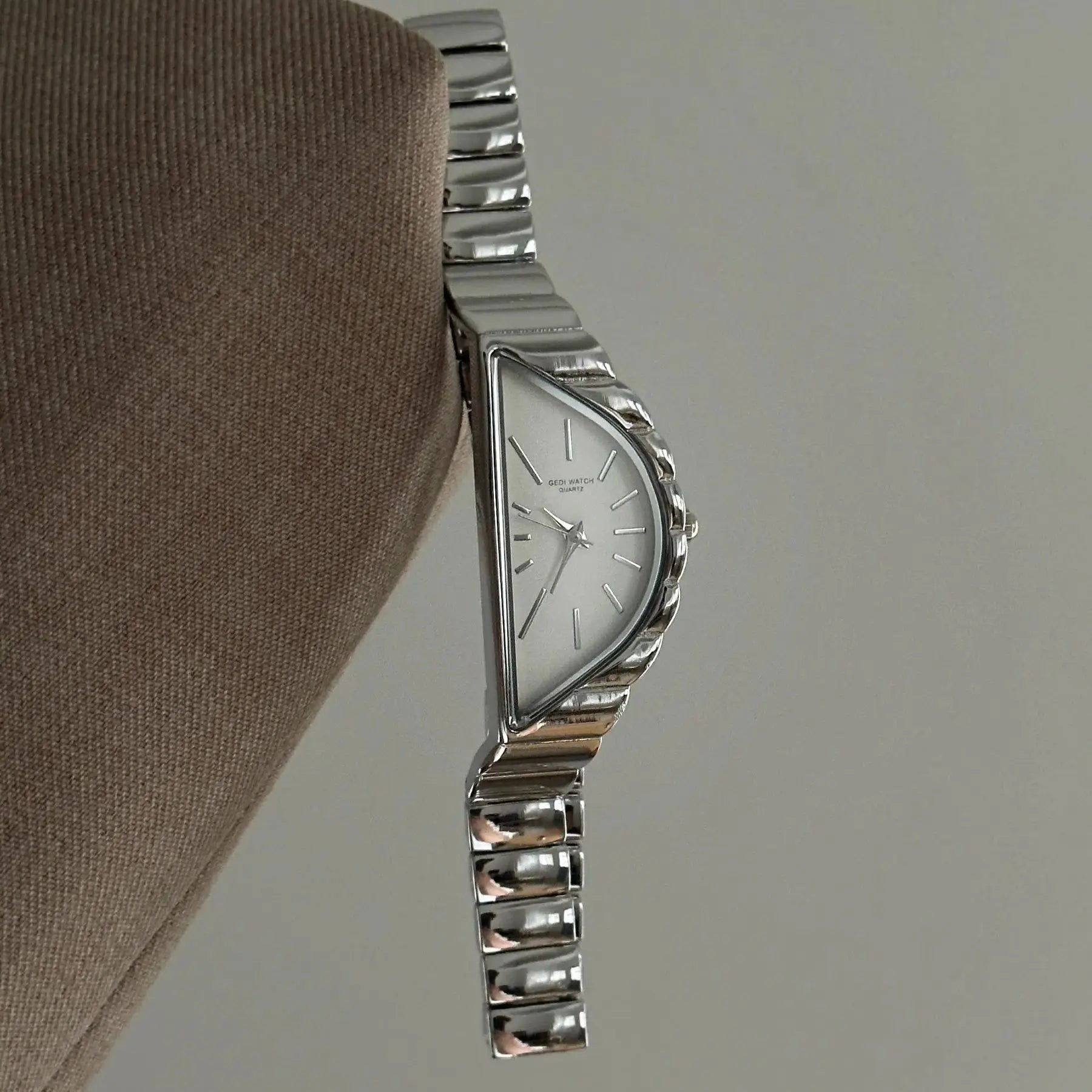 GEDI Vintage Irregular Triangle Woman Watches Fashion Luxury Waterproof Quartz Women's Wristwatch Perfect for Dress Outfits