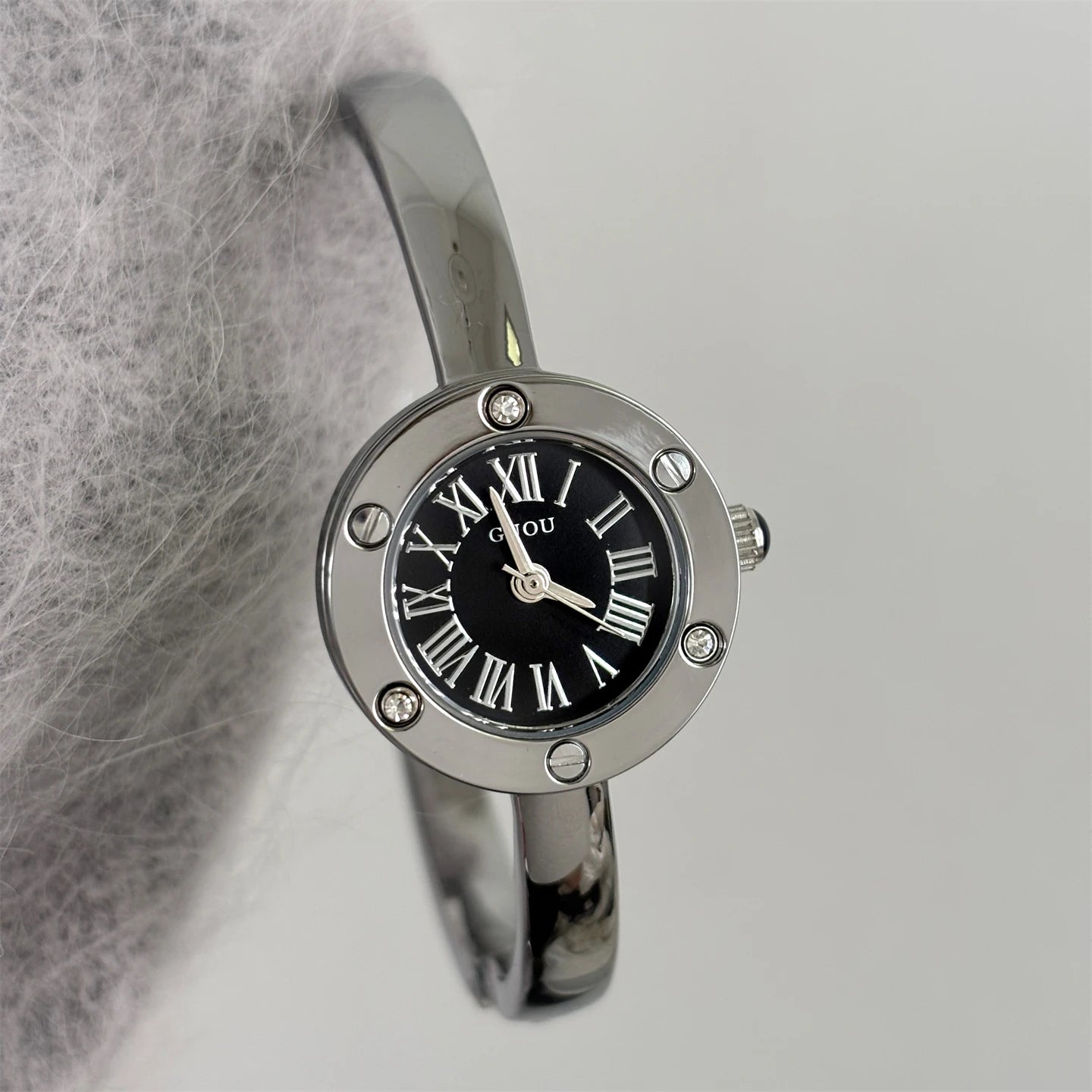 Round exquisite watch for women, fashionable design, elegant bracelet-style quartz watch for women, gift for women, female gifts