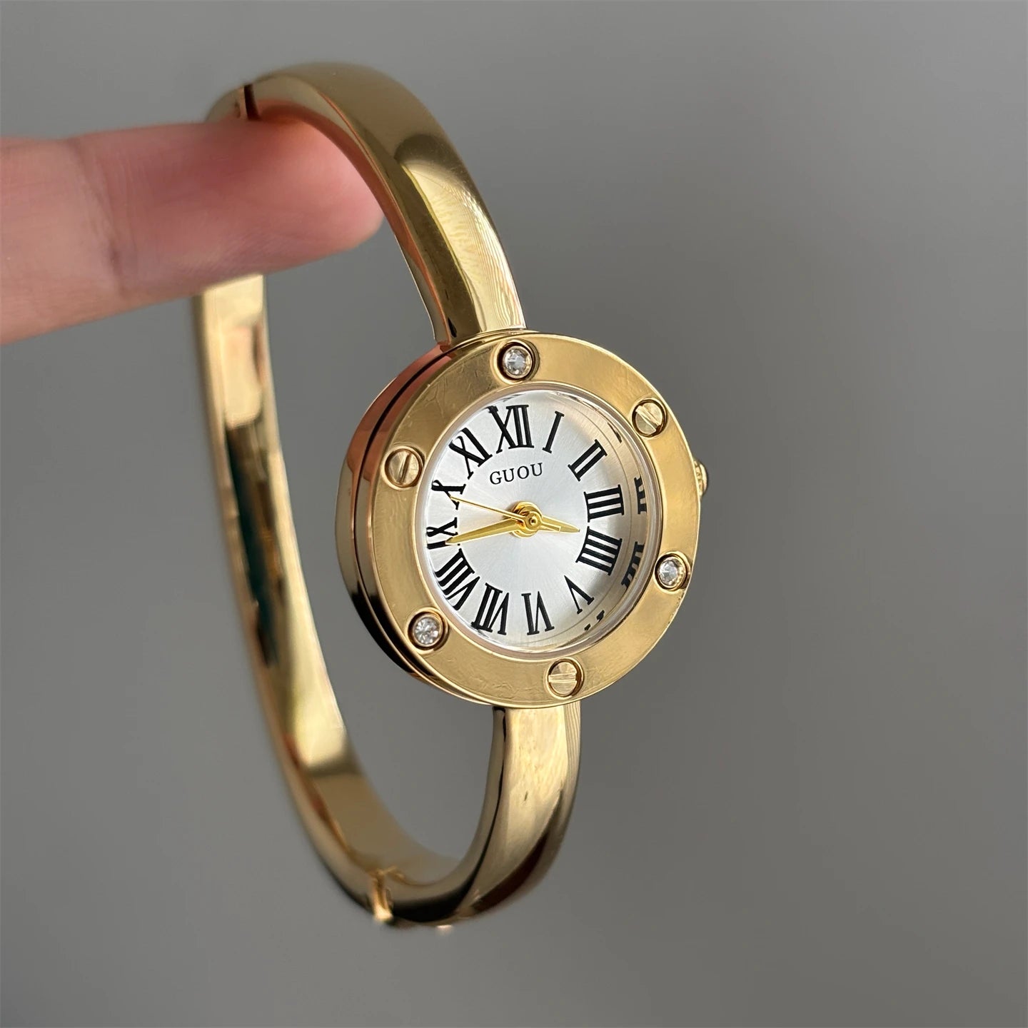 Round exquisite watch for women, fashionable design, elegant bracelet-style quartz watch for women, gift for women, female gifts