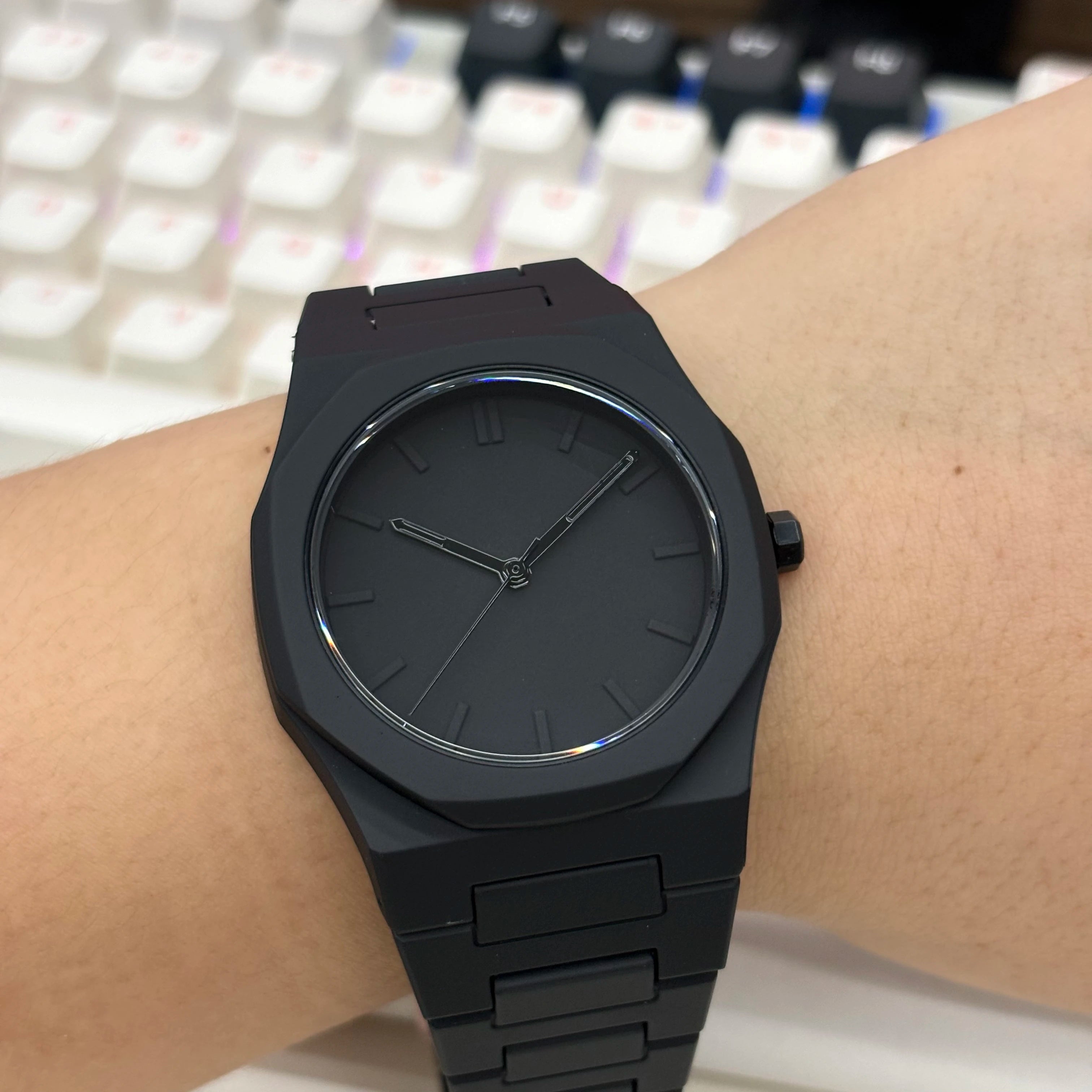New men's fashionable quartz watch lightweight and waterproof quartz movement watch simple and casual women's wrist