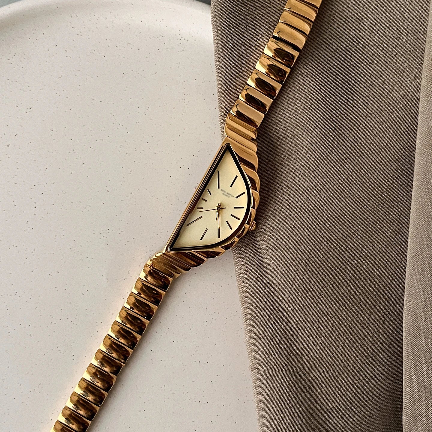 NEW Fashion Design Women's Watches Creative Half-Moon Dial Stainles Steel Quartz Authentic Watch Premium Women's Wristwatch Gift