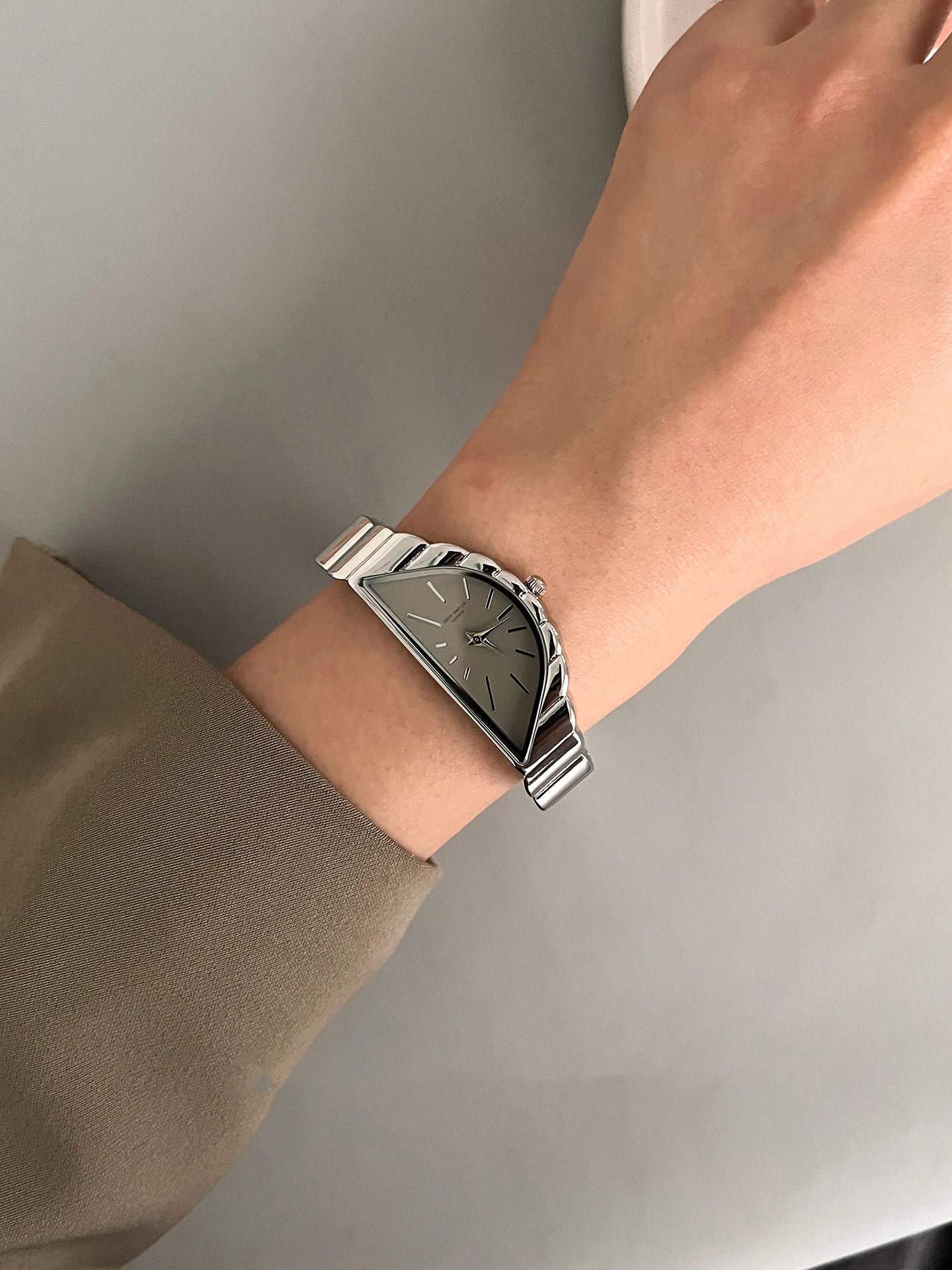 NEW Fashion Design Women's Watches Creative Half-Moon Dial Stainles Steel Quartz Authentic Watch Premium Women's Wristwatch Gift