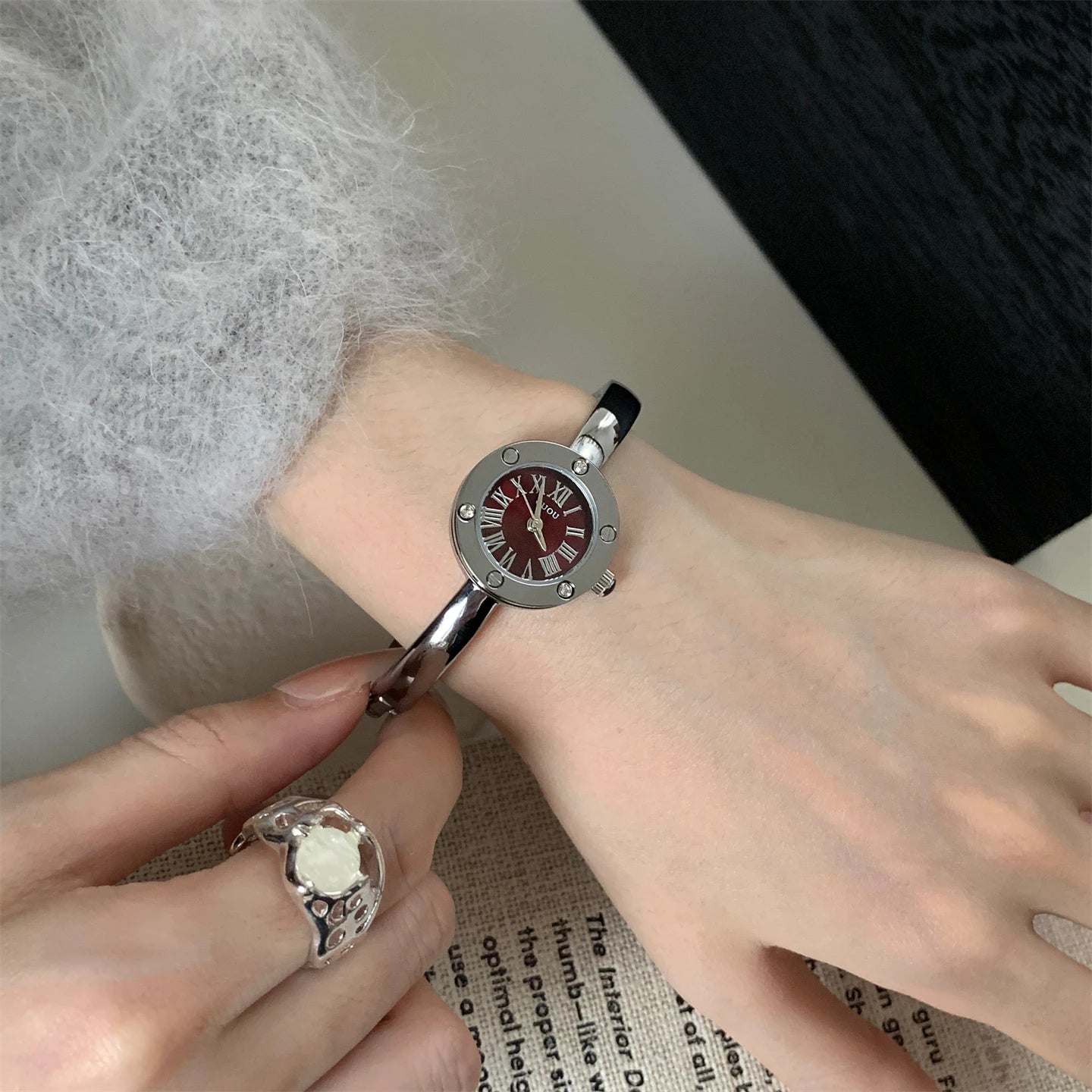 Round exquisite watch for women, fashionable design, elegant bracelet-style quartz watch for women, gift for women, female gifts