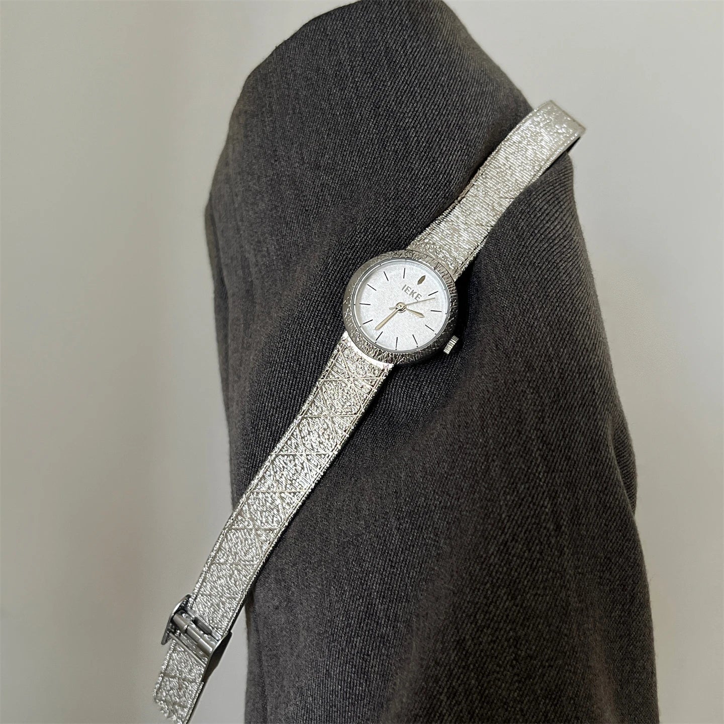 2025 Vintage Woman Quartz Watch Gold Noble Clock Fashion Bracelet Steel Belt Elegant Women Watches Luxury
