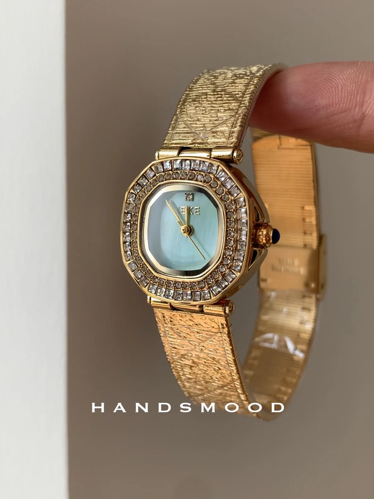 Luxurious, Exquisite, and Fashionable Gold Watch Design High-Quality, Refined Ladies' Watch Premium Quartz Timepiece Gift