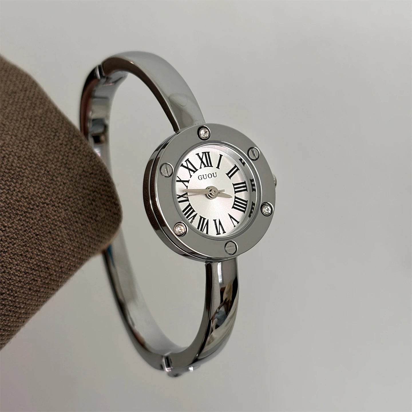 Round exquisite watch for women, fashionable design, elegant bracelet-style quartz watch for women, gift for women, female gifts