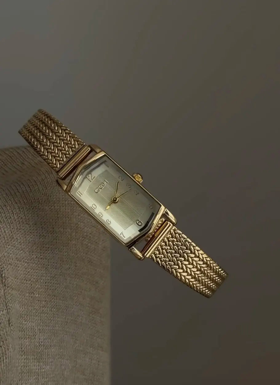 New Vintage-Style Wristwatch, A Small Gold Watch With A Sophisticated And Elegant Design, A High-Quality Quartz Watch For Women.