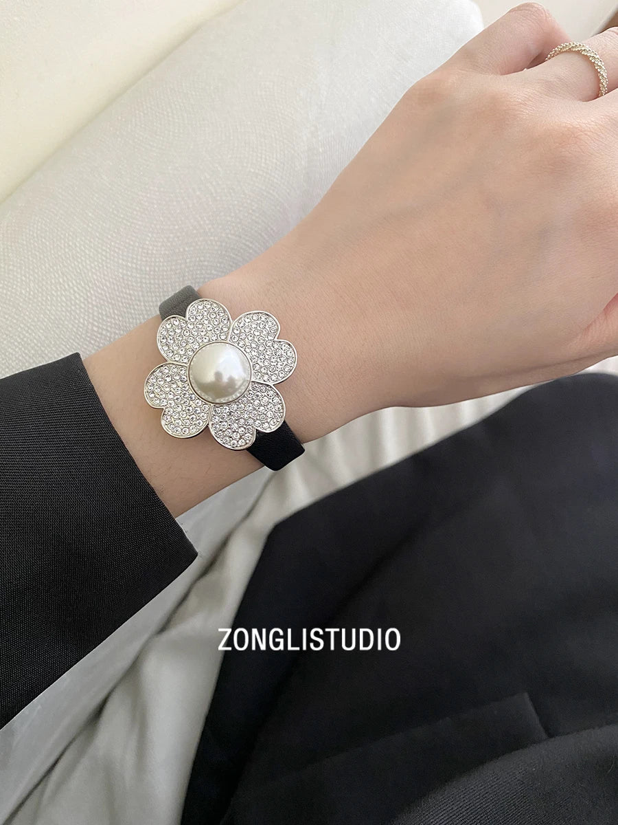 Women's flip-top watchunderstated luxuryretro styleexquisite and fashionable wristwatchhigh-end luxury women's watchwomen's gift