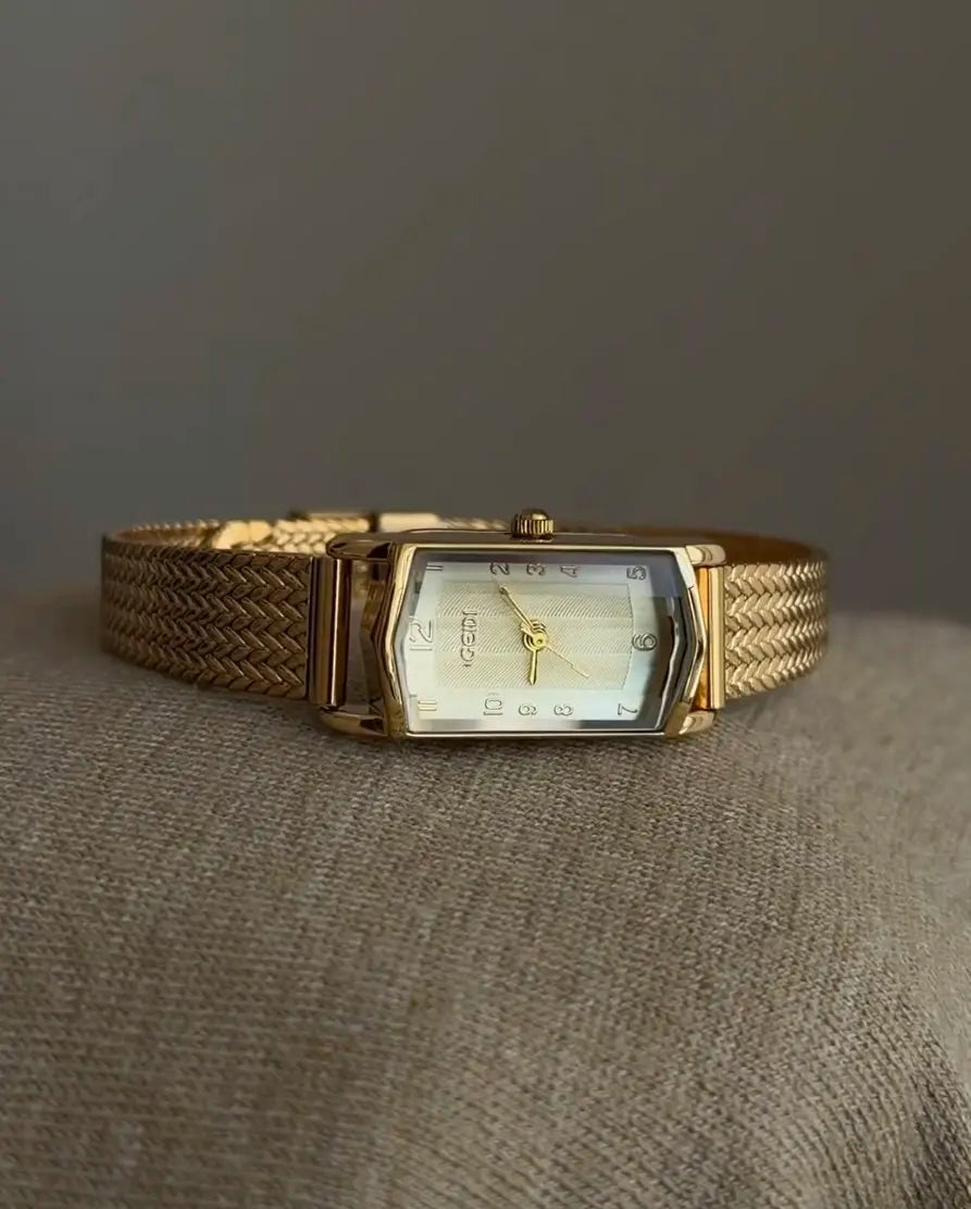 New Vintage-Style Wristwatch, A Small Gold Watch With A Sophisticated And Elegant Design, A High-Quality Quartz Watch For Women.