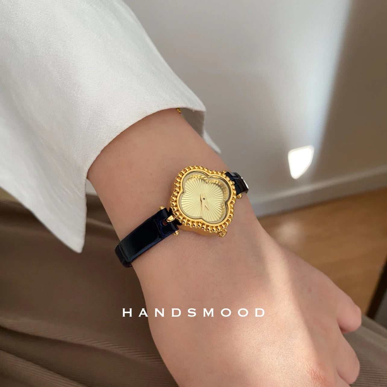 2025 Premium Luxury Women's Watch Fashionable Personalized Gold-Tone Leather Strap Quartz Watch Instagram-Worthy Gift for Women