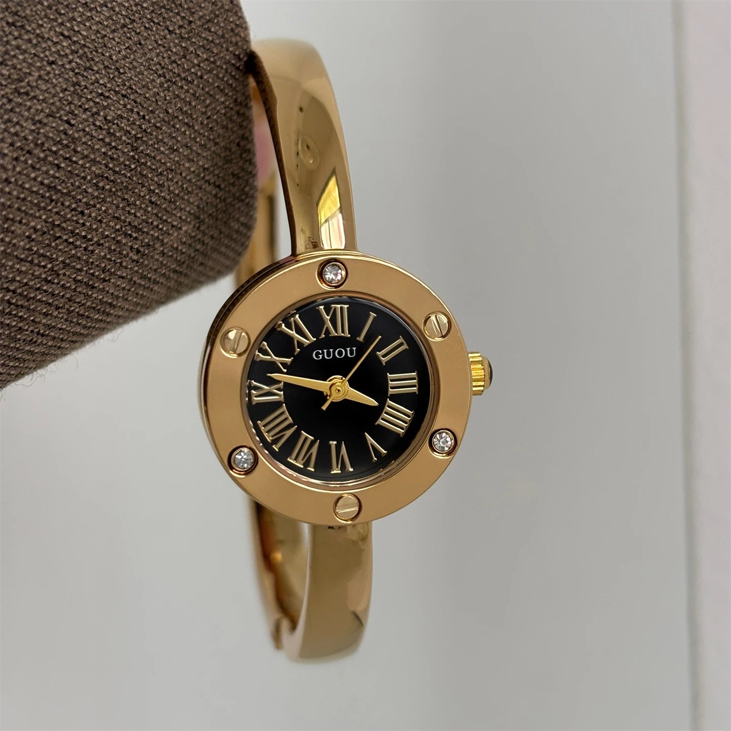 Round exquisite watch for women, fashionable design, elegant bracelet-style quartz watch for women, gift for women, female gifts
