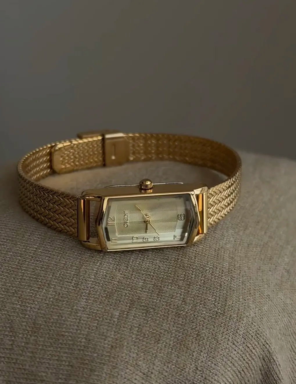 New Vintage-Style Wristwatch, A Small Gold Watch With A Sophisticated And Elegant Design, A High-Quality Quartz Watch For Women.