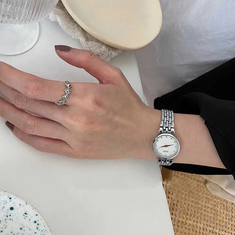 GEDI Ladies Watch New Vintage Exquisite Fashion Quartz Watches Woman Temperament Round Retro Watch Gifts Luxury