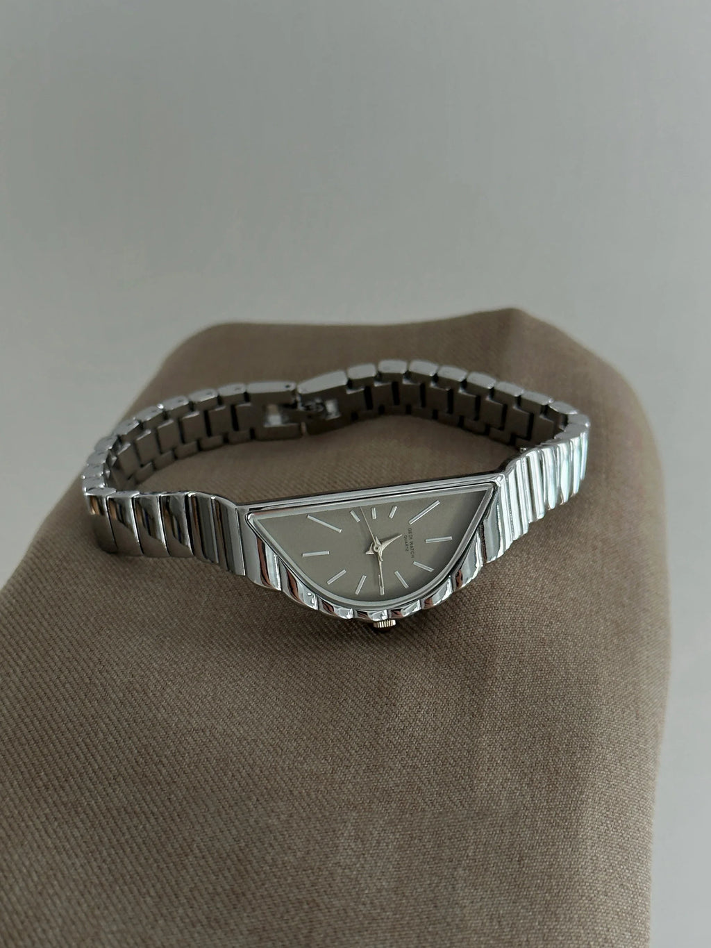 GEDI Vintage Irregular Triangle Woman Watches Fashion Luxury Waterproof Quartz Women's Wristwatch Perfect for Dress Outfits