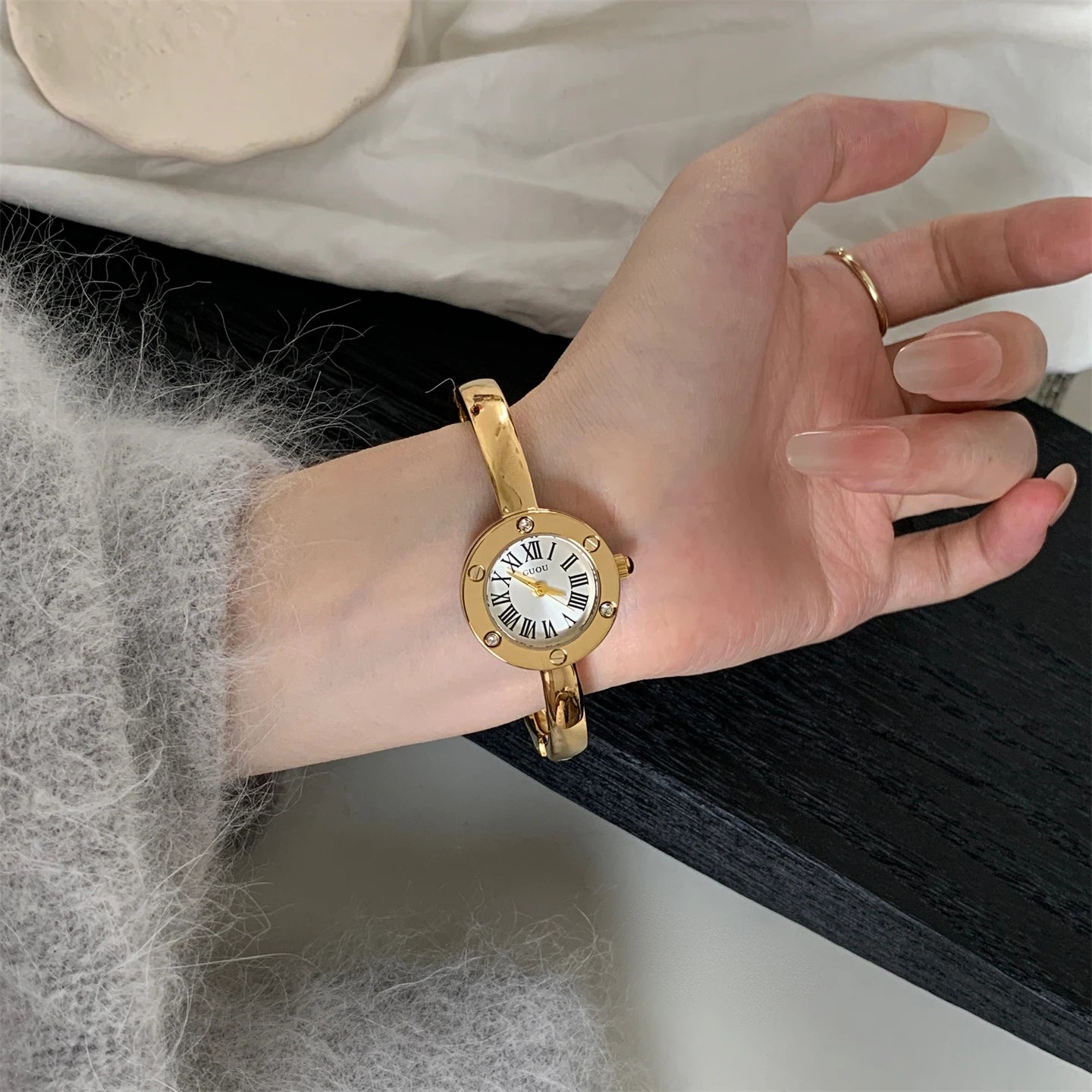 Round exquisite watch for women, fashionable design, elegant bracelet-style quartz watch for women, gift for women, female gifts
