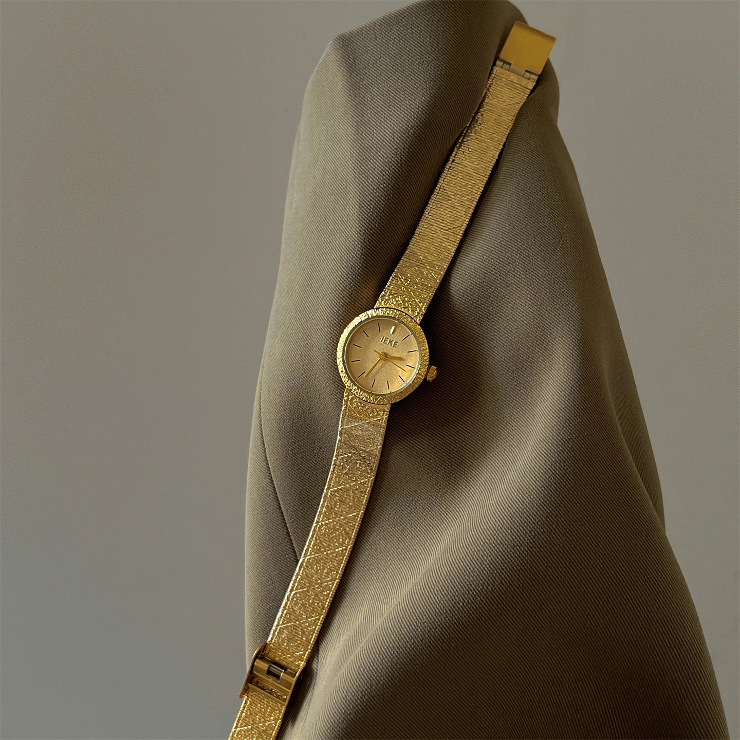 2025 Vintage Woman Quartz Watch Gold Noble Clock Fashion Bracelet Steel Belt Elegant Women Watches Luxury