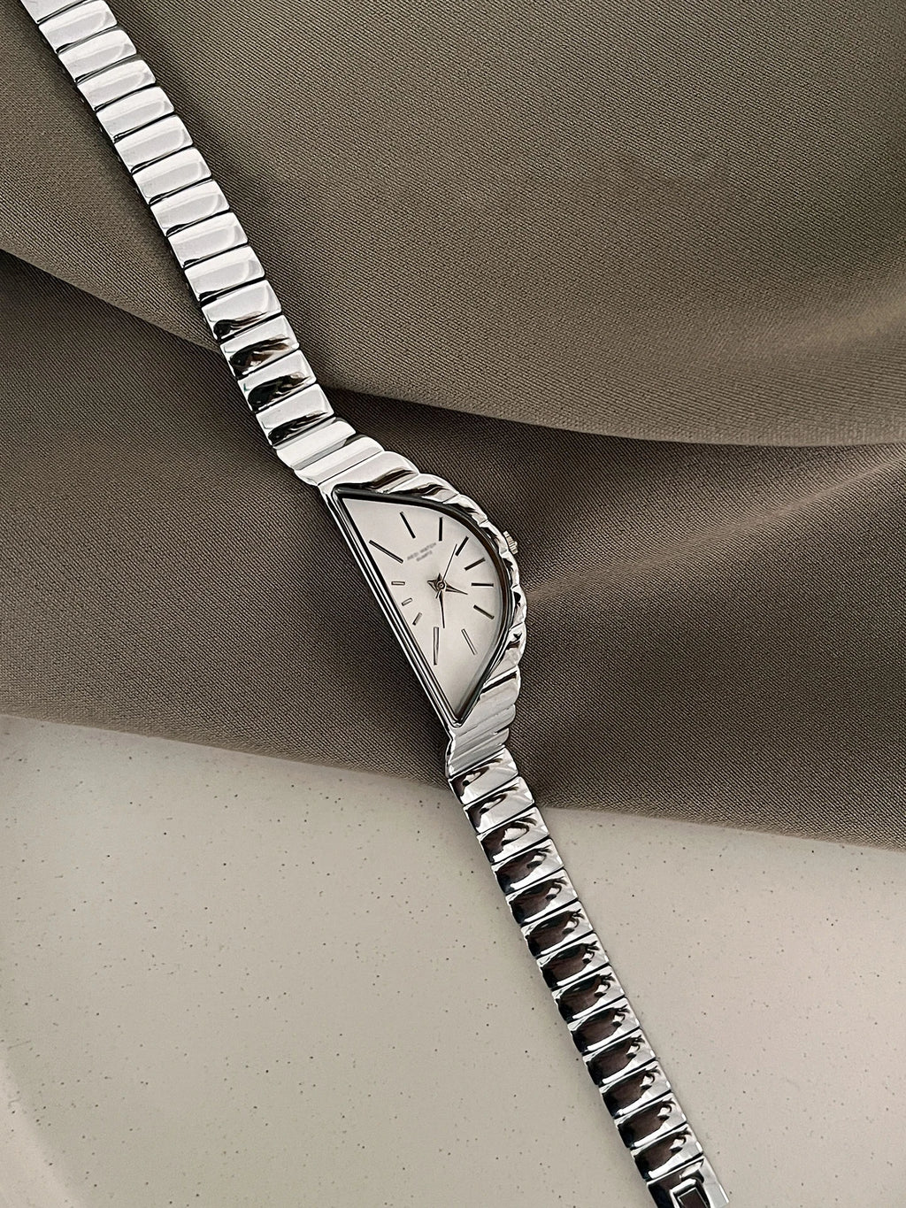 NEW Fashion Design Women's Watches Creative Half-Moon Dial Stainles Steel Quartz Authentic Watch Premium Women's Wristwatch Gift