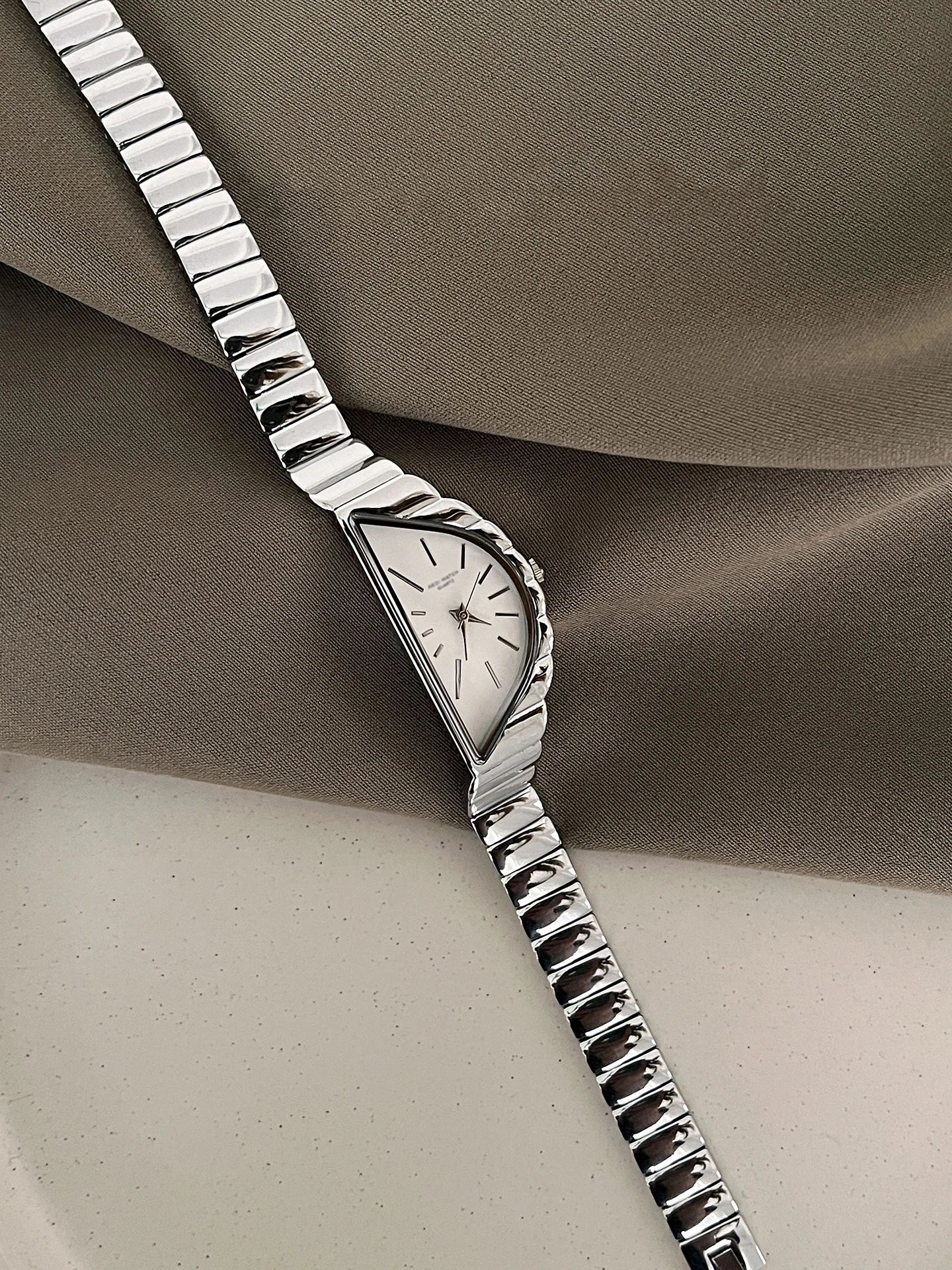 NEW Fashion Design Women's Watches Creative Half-Moon Dial Stainles Steel Quartz Authentic Watch Premium Women's Wristwatch Gift